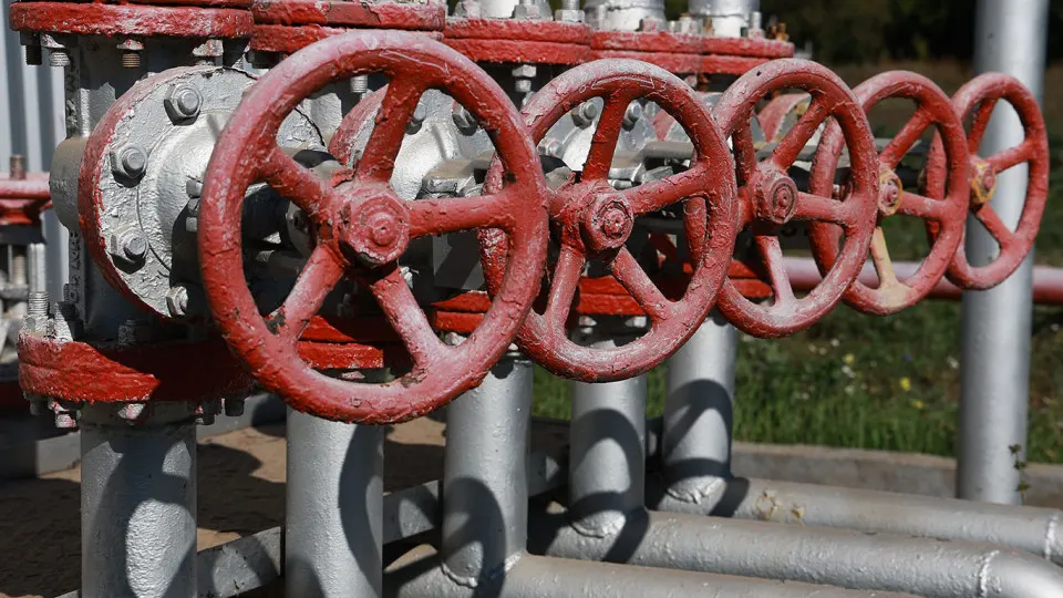По данным МЭА, добыча сократилась год к году и в месячном выражении: сокращение связывают с ударами дронов по портам, нефтехранилищам и НПЗ. Экспорт нефтепродуктов упал до исторического минимума, бюджет испытывает дополнительное давление.