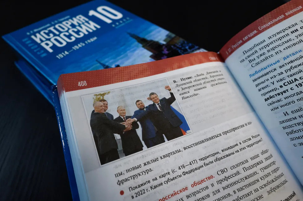 Учебники для 6–9 классов систематически подстраивают факты под современную государственную повестку: умалчивают неудобные эпизоды, вплетают в рассказ актуальные политические проекты и выдают идеологические интерпретации за исторические выводы.