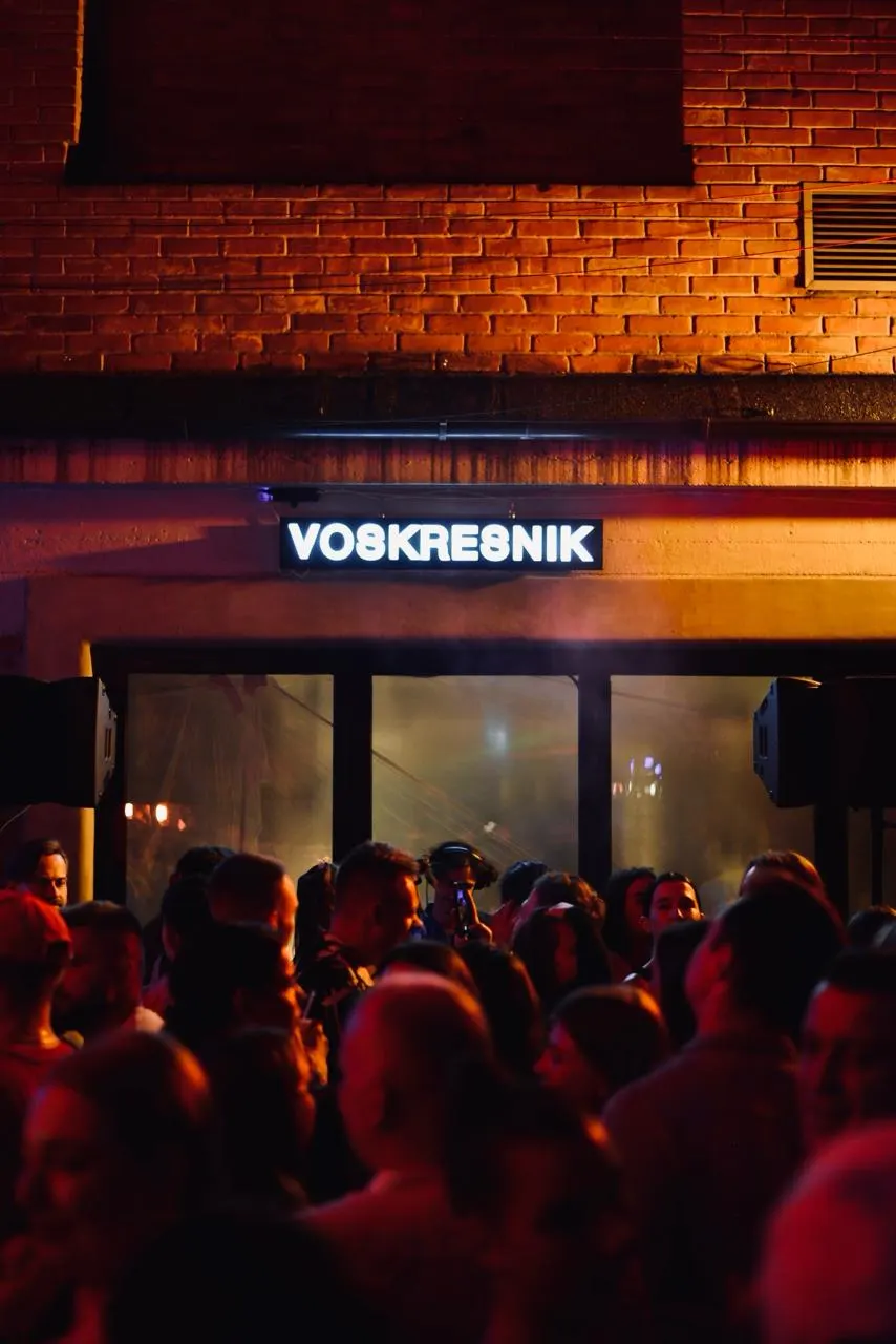 3 мая в кафе Soul Garden на Верхнем озере откроется новый сезон вечеринок VOSKRESNIK: музыка в духе хауса и диско, два бара, фуд-корт и вид на озеро. Вход 18+.