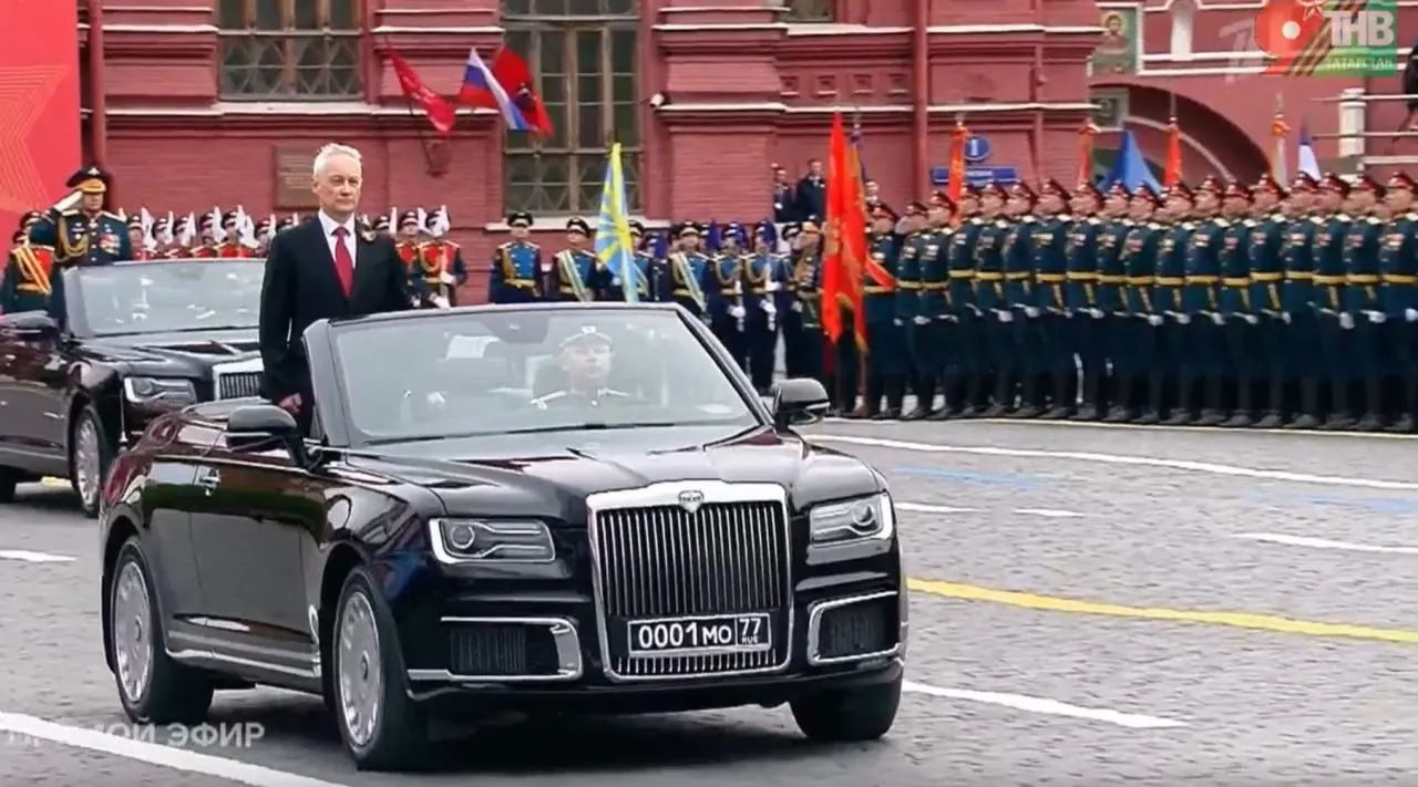 Министр обороны РФ Андрей Белоусов осмотрел отечественные кабриолеты Aurus: один из показанных автомобилей собран в Москве, другие модели выпускают в Елабуге.