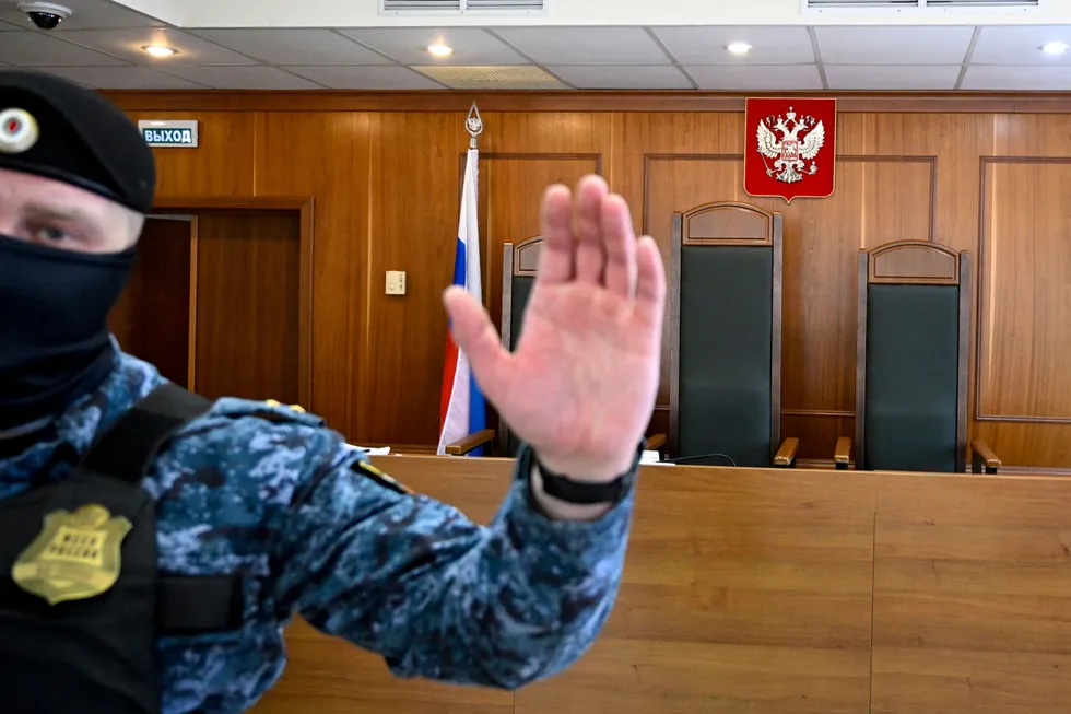 В конце апреля доступ к архиву судебной статистики с 2005 года был прекращён. Эти данные давали редкую возможность отслеживать масштаб репрессий, изменения в судебной практике и косвенно — отправки обвиняемых на войну. Власти говорят о «пересмотре регламента», но не объясняют, когда и в каком виде статистика вернётся.