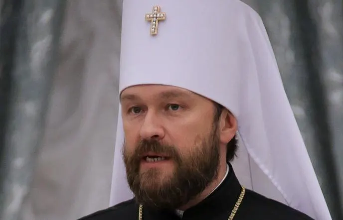 Митрополит и его сопровождающий отпущены из-под стражи без обвинений и мер пресечения; экспертиза подтвердила, что найденное в багажнике — запрещённое вещество, расследование продолжается.
