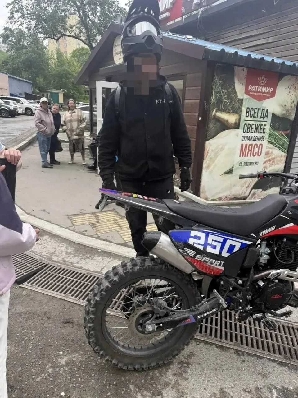 28 мая во Владивостоке на улице Сафонова мотоциклист на эндуро без номеров врезался в Nissan X‑Trail и уехал; владелица машины, у которой закончилась страховка, пытается связаться с водителем для урегулирования ущерба без полиции.