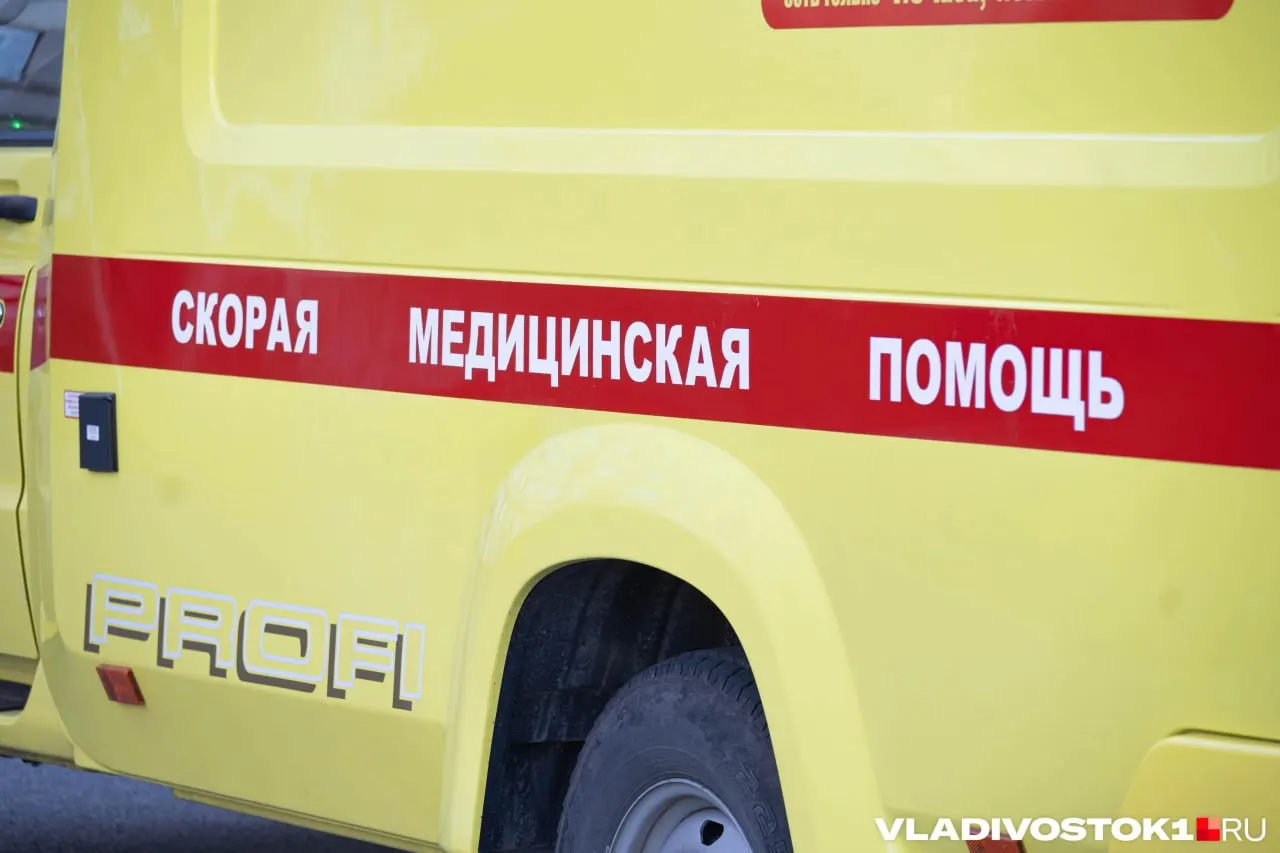 Пациент поступил с колотой раной правого желудочка и потерял около трёх литров крови; врачи провели более двух часов операцию, остановили кровотечение и сделали переливание.