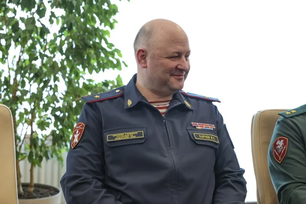 Генерал-майор полиции Виталий Харчёв назначен руководителем Управления Федеральной службы войск национальной гвардии по Приморскому краю — приказ подписал президент. Во Владивостоке его представили личному составу; ранее он возглавлял управления в Сахалинской и Амурской областях.