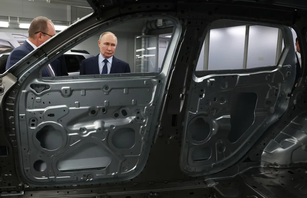 После февраля 2022 года уход западных автоконцернов привёл к перезапуску российских площадок при участии китайских компаний. Это сопровождалось массовым ребрендингом, падением производства и резким ростом цен для покупателей.