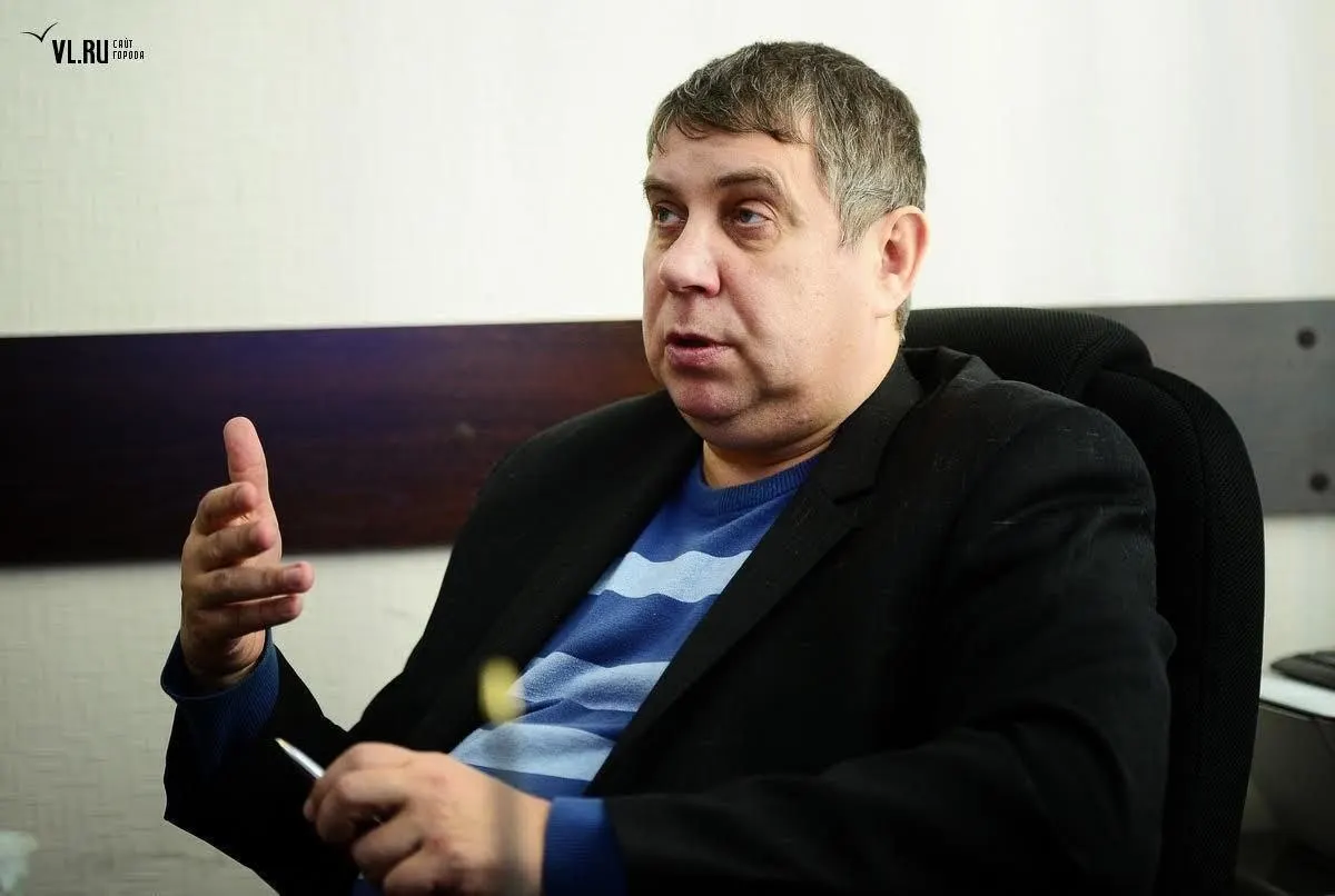 Максим Артамонов снова возглавил краевую психиатрическую больницу на улице Шепеткова. Три года назад ему предъявляли обвинения во взятках и мошенничестве, уголовное дело приостановлено в конце 2024 года в связи с контрактом с Минобороны.
