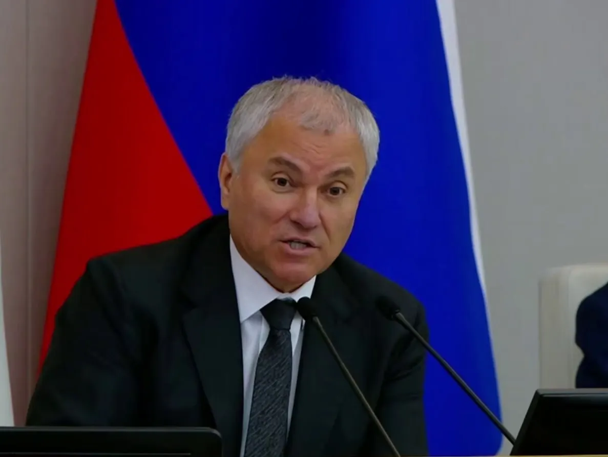 Депутаты расширили перечень мер профилактики правонарушений: в него официально добавлены мероприятия по противодействию искажению исторической правды и по предупреждению уклонения от исполнения обязанностей по защите Отечества. Авторы закона называют целями сохранение «традиционных ценностей» и обеспечение «национальной безопасности».