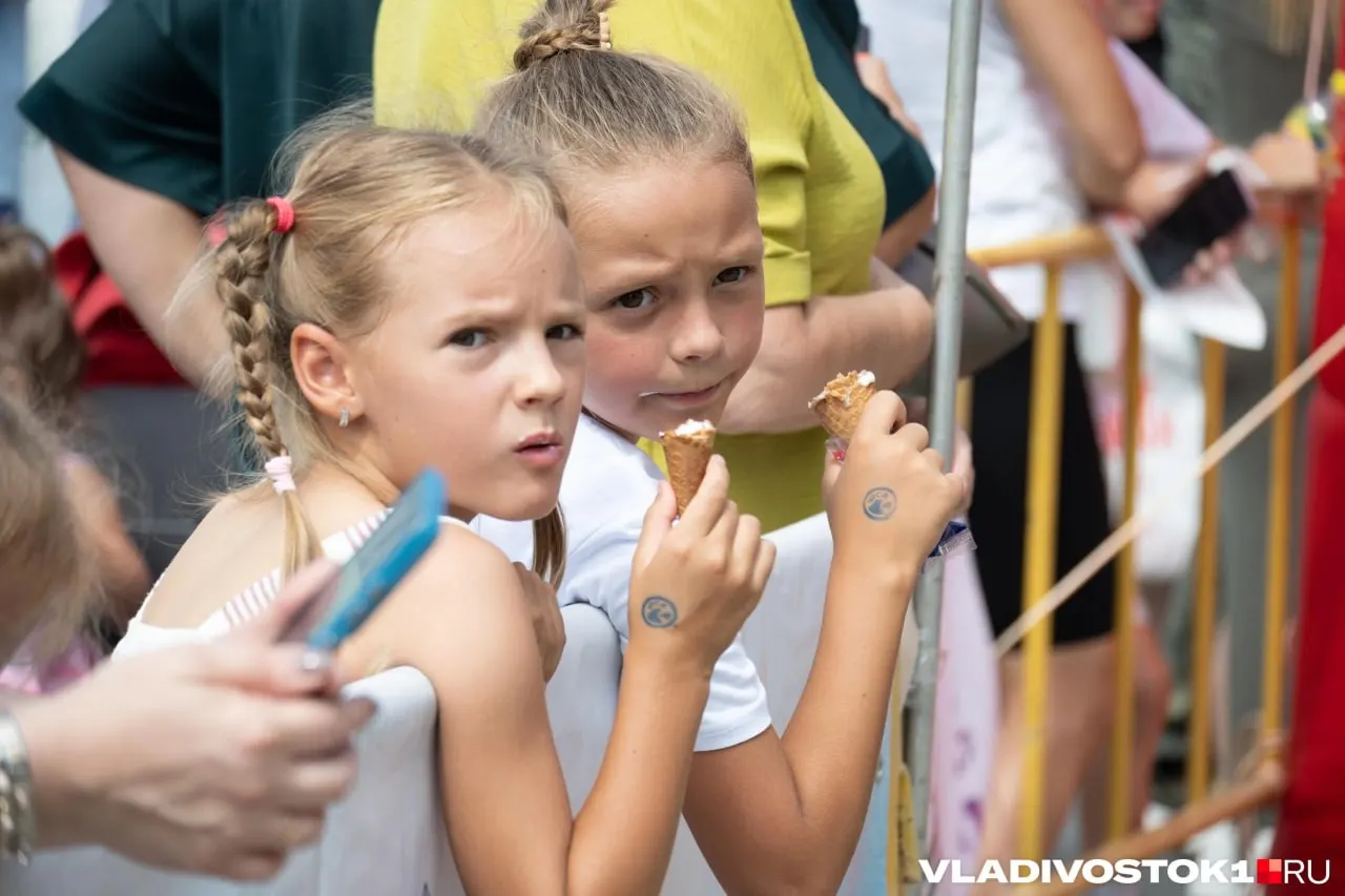 31 мая на стадионе «Динамо» пройдёт фестиваль «Город детства» (0+): мастер‑классы, подвижные игры, семейные эстафеты и презентация новой детской линейки мороженого — 3000 бесплатных порций.