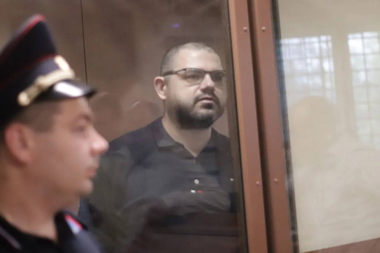 Следствие приобщило к делу о вымогательстве чеки на покупку бытовой техники и мебели на сумму около 75 тыс. руб.; защита заявляет, что документы собраны задним числом, а обвинение не объяснило их доказательную роль.