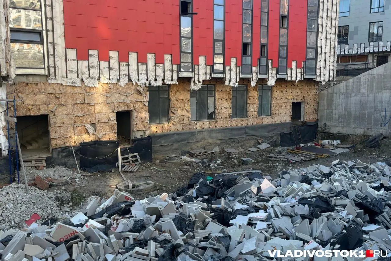 ООО «СЭМ» вновь признано победителем конкурса на достройку школы в Патрокле. Первичный результат ранее отменяли по требованию антимонопольной службы, цена контракта осталась 4,2 млрд руб., снижение на аукционе составило менее 3,5 млн.