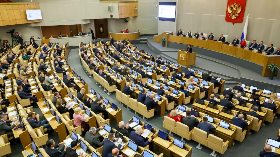 Комитет Госдумы одобрил поправку ко второму чтению, по которой суды смогут изымать имущество россиян за рубежом даже при условии, что его стоимость значительно превышает размер административного штрафа; дела будут рассматриваться заочно.