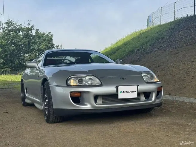 Купе Toyota Supra JZA80 1995 года с легендарным 2JZ-GTE и пробегом около 180 тыс. км выставлено на продажу во Владивостоке. Автомобиль интересен коллекционерам и любителям японских спорткаров благодаря прочному мотору и хорошему потенциалу для тюнинга.