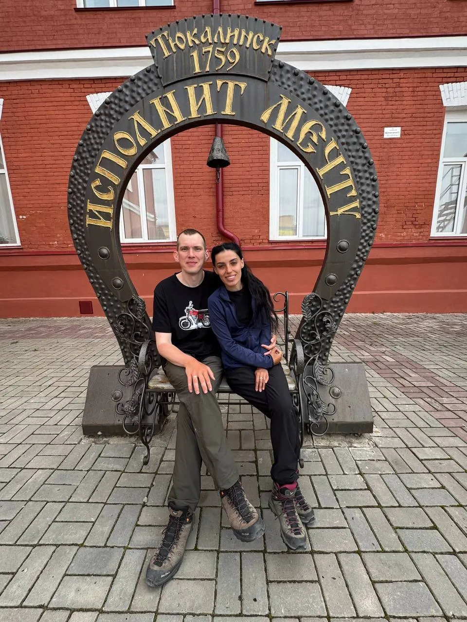 Павел и Тамара начали путь 19 января. За 120 дней они прошли более 2 700 км и сейчас находятся в Тюкалинске — до Омска им остаётся около 160 км.