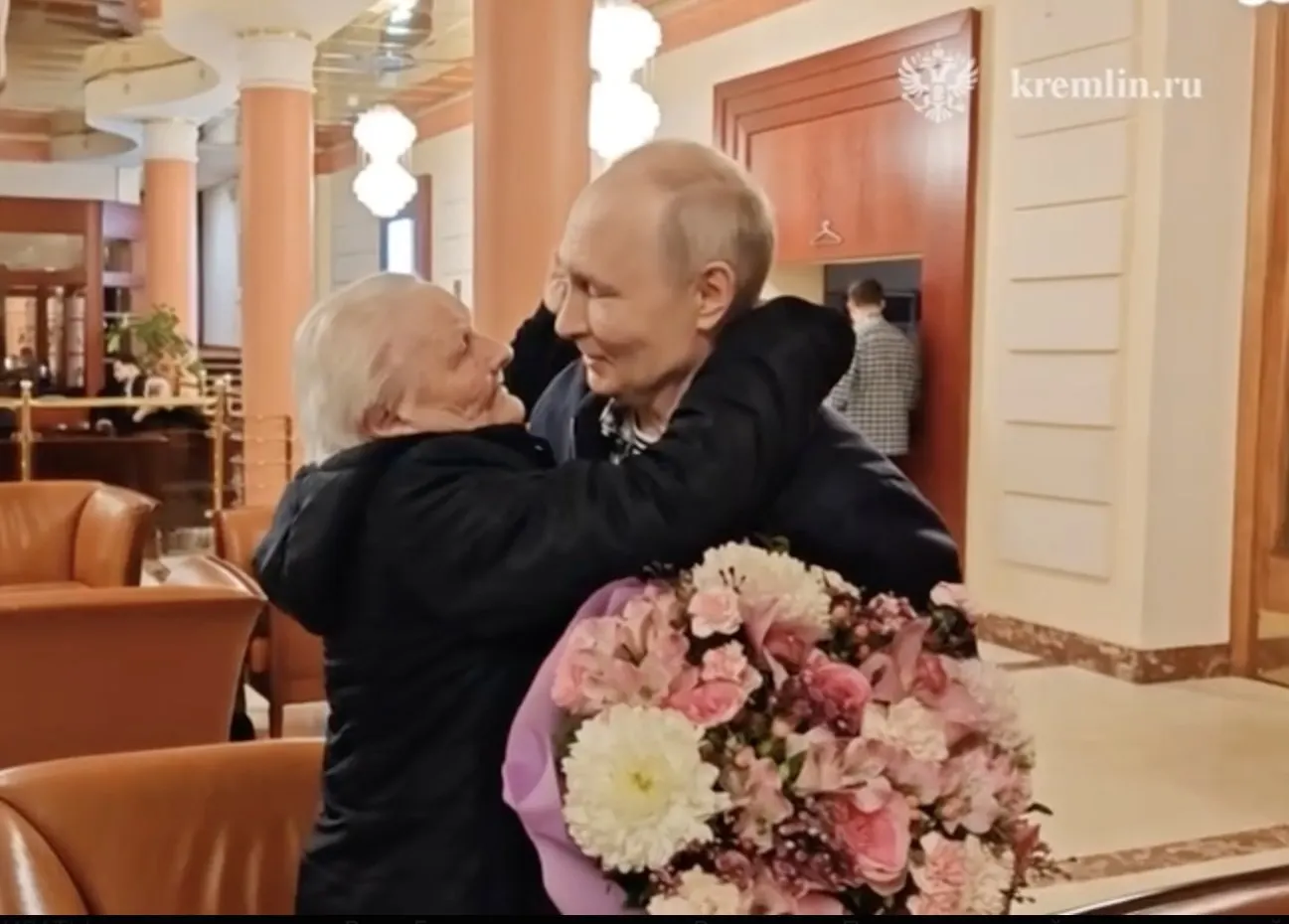 Президент России встретился со своей первой учительницей: они обнялись, поцеловались и не скрыли эмоций.
