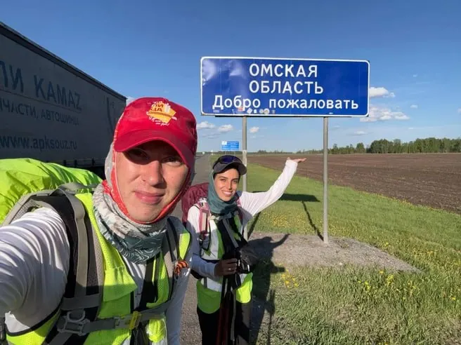 Павел Шабанов и Тамара Погосян начали пеший переход 19 января с Красной площади. К 16 мая они сообщили, что преодолели путь до Омской области и продолжают идти к Владивостоку, не пользуясь транспортом.