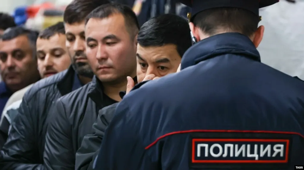 Депутаты приняли в первом чтении поправки в КоАП, которые вводят административное выдворение из России для иностранцев и лиц без гражданства за широкий перечень правонарушений; число таких составов вырастет до 58.