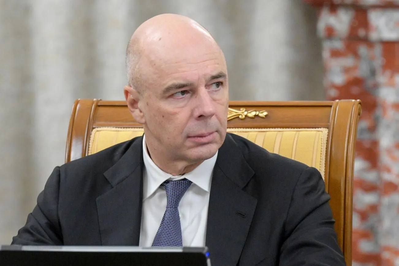 Антон Силуанов попросил временно приостановить часть бюджетных расходов, чтобы покрыть перерасход на боевые действия, который в этом году может составить несколько триллионов рублей.
