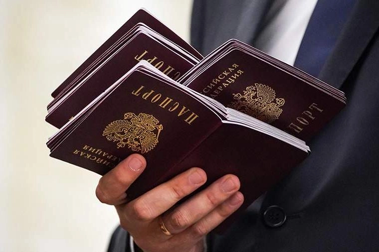 Фракция «Единая Россия» внесла поправки ко второму чтению законопроекта о гражданстве: предлагается разрешать РВП, ВНЖ и натурализацию для иностранцев, которых за рубежом осудили за поддержку российской политики и СВО.
