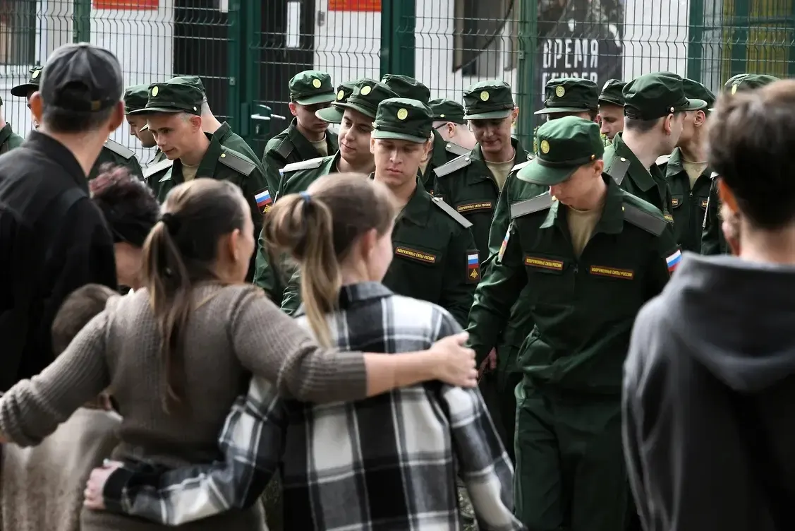 Женщины оспаривают норму, которая лишает их права на пособия и льготы, если у пары не было общего несовершеннолетнего ребёнка; первый иск уже направлен в Верховный суд.
