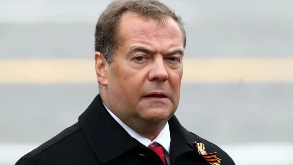 Закон освобождает личные фонды российских граждан от обязательного обязательного аудита финансовой отчётности с отчётности за 2025 год. Обязательный аудит сохраняется только для общественно полезных фондов; в тексте также отмечены значительные росты поступлений в фонды, связанные с элитой.