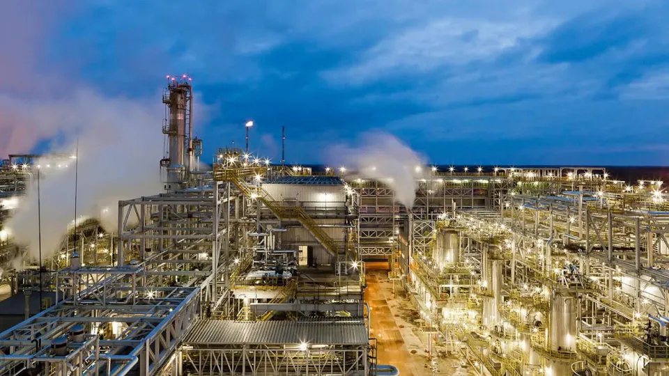 После удара беспилотников 5 мая нефтеперерабатывающий завод «Кинеф» в Ленинградской области остаётся неработающим — предприятие приостанавливало переработку уже в марте, а сейчас прекращена отгрузка нефтепродуктов.
