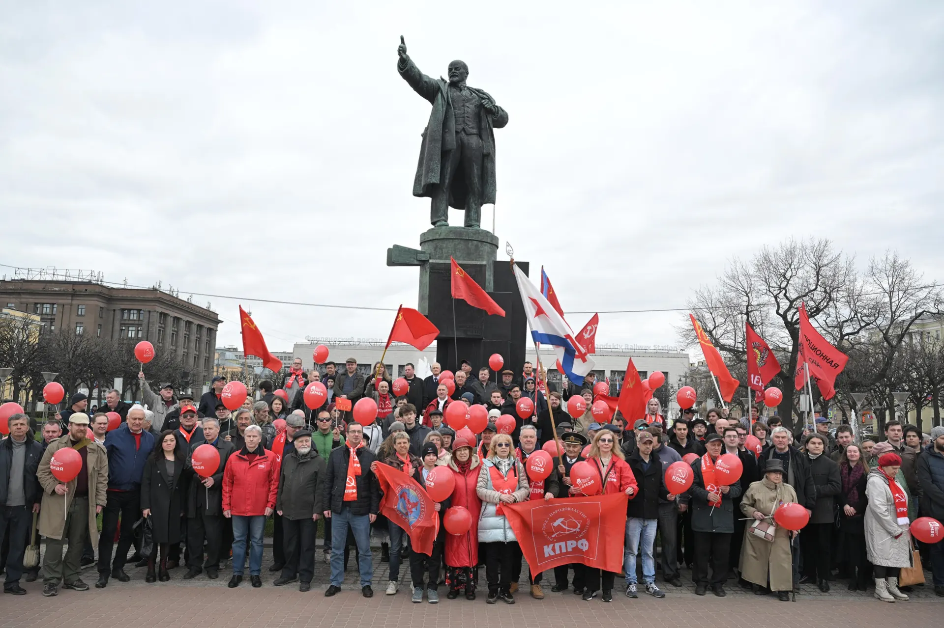 Акция КПРФ прошла в формате возложения цветов: правоохранители не препятствовали, на площади было много молодёжи. Музыка носила фоновый характер, а сторонние активисты раздавали листовки против принуждения студентов к использованию мессенджера Max.