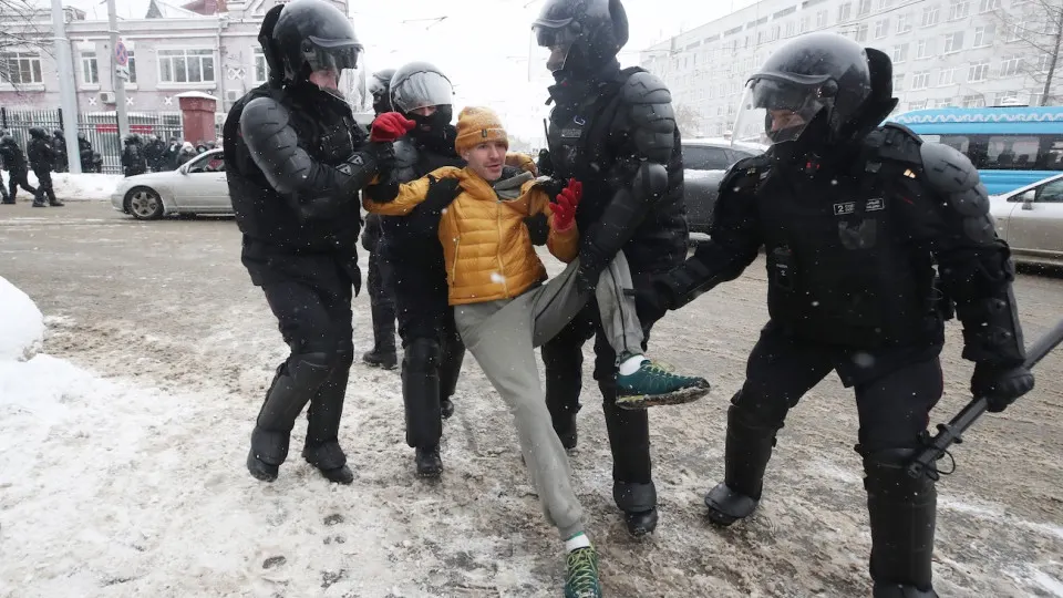 В закон о профилактике правонарушений внесли поправки: в план МВД добавили задачи по предупреждению уклонений от защиты Отечества и противодействию «искажению» истории. Эксперты связывают изменения с возможной подготовкой к новой волне частичной мобилизации.