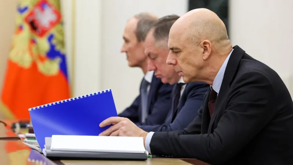 Вице‑премьер Александр Новак заявил, что из‑за низких цен на нефть, крепкого рубля и роста потребностей в обороне властям придется приоритизировать расходы; текущие данные по доходам и дефициту уже усиливают риски для исполнения бюджета.