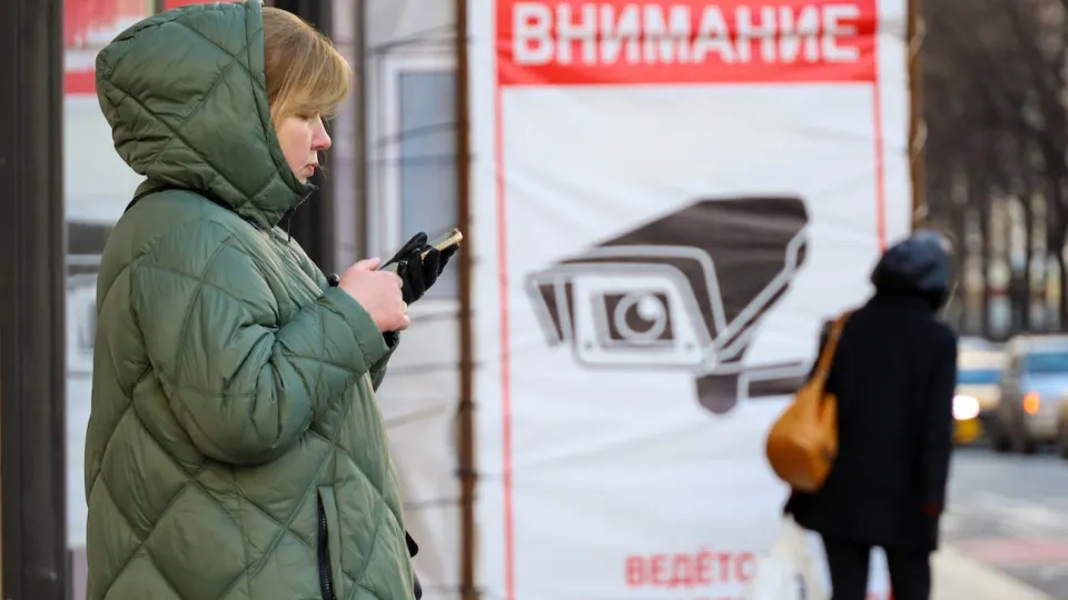Пользователи отмечают, что в мессенджере без их согласия удаляются сообщения со ссылками на VPN‑ключи, а при повторной отправке происходит принудительный выход из аккаунта. Меры вписываются в общую кампанию по ограничению обходных способов доступа в сеть.