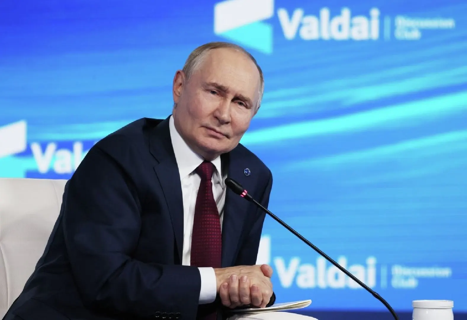 Международный уголовный суд постановил, что приглашение на мирные переговоры само по себе не освобождает государства‑стороны от исполнения ордера на арест; исключение возможно только в рамках официальных механизмов ООН.