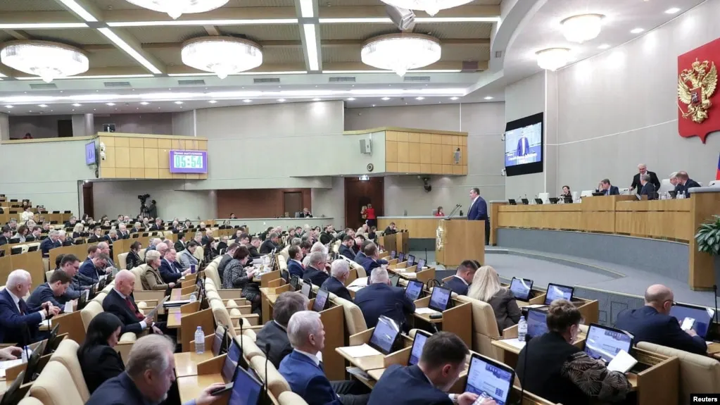 Депутаты приняли пакет поправок: запрет на социальную рекламу для «иноагентов», обязанность банков передавать данные по счётам при подозрениях, переход отчётности в электронный формат и новые требования к авторизации пользователей на российских сайтах.