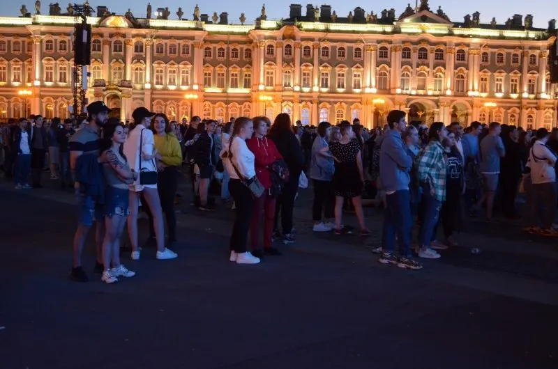 Ночь с 27 на 28 июня в Петербурге соберёт десятки тысяч выпускников на «Алых парусах», власти утвердили 300 приоритетных образовательных программ, а в Смоленске пройдут праздничные мероприятия в честь Дня молодёжи.