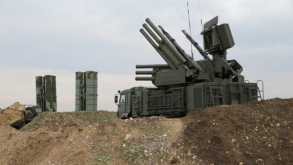 По данным украинского эксперта, новый комплекс радиоэлектронной борьбы блокирует сигнал Starlink на площади до 20 квадратных километров; производство приписывают симферопольскому предприятию, цена — около $1,5 млн. Применение таких систем фиксировали в зоне боевых действий, а власти ужесточают контроль за спутниковым оборудованием.