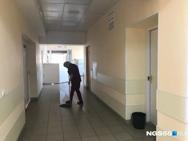 Госэкспертиза выявила нарушения при проведении предыдущей специальной оценки условий труда. Руководство учреждения приняло решение о внеплановой проверке, начало работ запланировано на 4 июля 2026 года; министерство взяло исполнение предписаний на контроль.