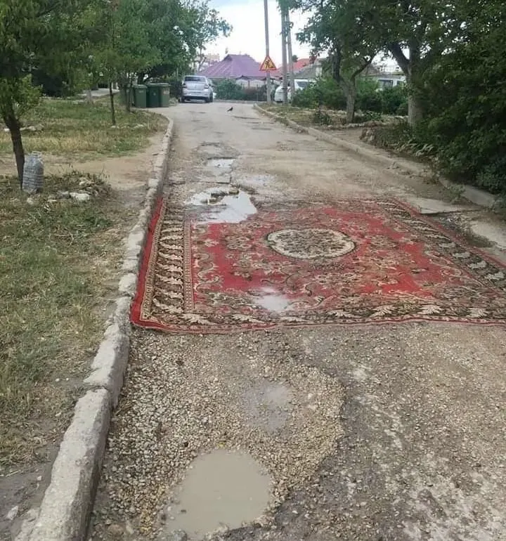 В Госдуму внесён проект, который предлагает снять запрет на самостоятельный ремонт асфальтового покрытия жителями. Власти проект не поддержали, указав, что ремонтом должны заниматься специалисты.
