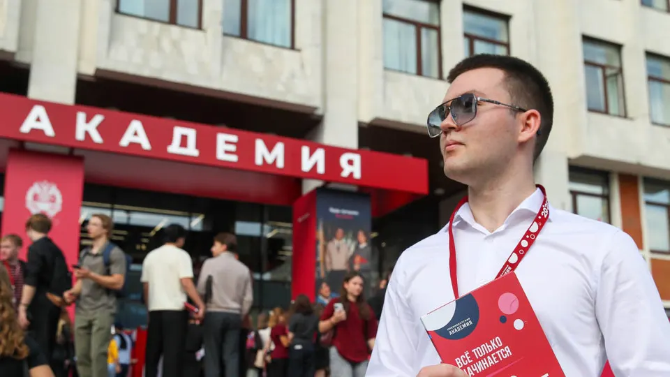 Студентам и сотрудникам вузов рассылают предложения о годичной службе в добровольческих отрядах по защите неба от беспилотников: контракт с Минобороны, ежемесячные выплаты 200 000 рублей, обучение и премии за сбитые БПЛА. Параллельно идёт масштабная кампания по вербовке студентов в войска беспилотных систем.