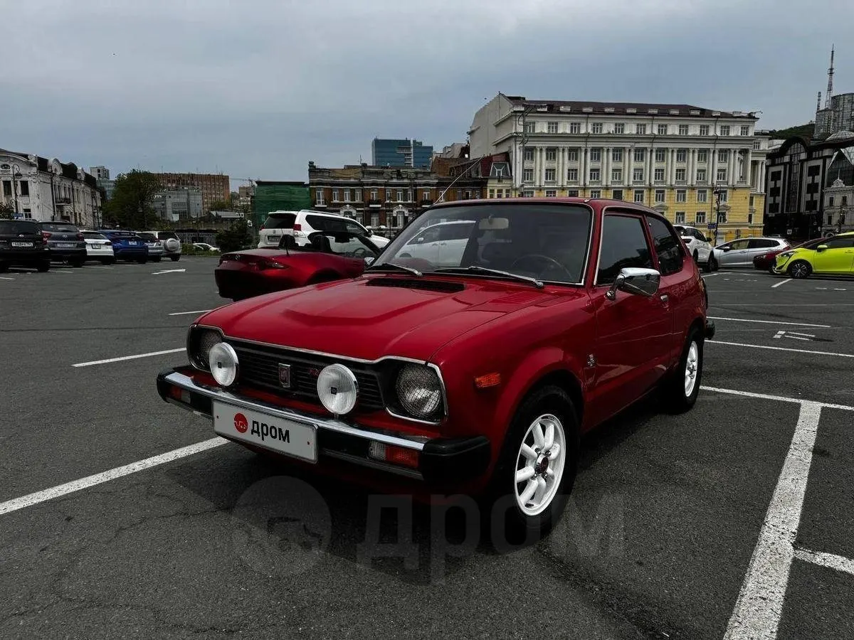 Во Владивостоке выставлено на продажу хорошо сохранившееся первое поколение Honda Civic 1978 года. Автомобиль привезли из Нидерландов в 2014 году; он участвовал в выставках и автокалендарях.