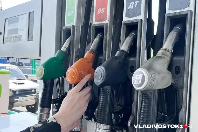 Еженедельный мониторинг АЗС показал, что за последние семь дней цены на бензин и дизель выросли на всех заправках города — особенно ощутимо подорожание на частных АЗС («Уссури», Benzo, «Октант»), сеть ННК также подняла цены.