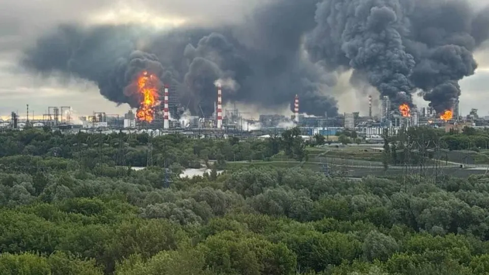 Утром 18 июня в ходе масштабной атаки по Москве и прилегающим районам силы ПВО отразили налёт, в результате которого зафиксированы пожары, повреждения зданий и жертвы в Ростовской области.