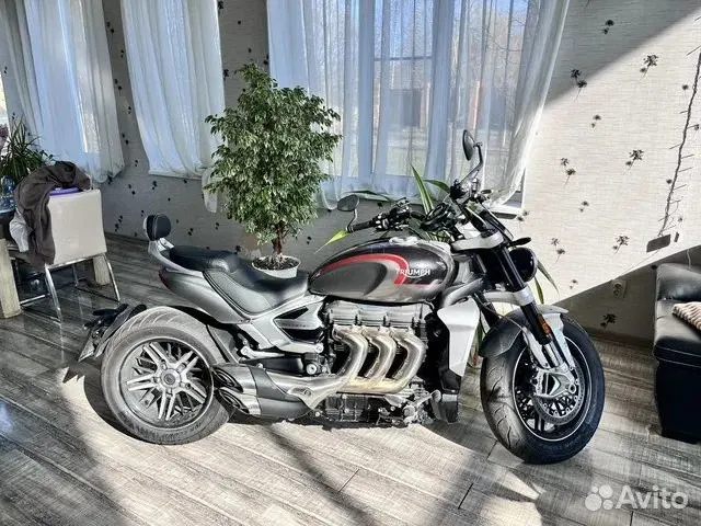 Во Владивостоке продают почти новый премиальный байк Triumph Rocket III GT 2023 года — по словам владельца, стоит 2,9 млн рублей и имеет пробег лишь 500 км.