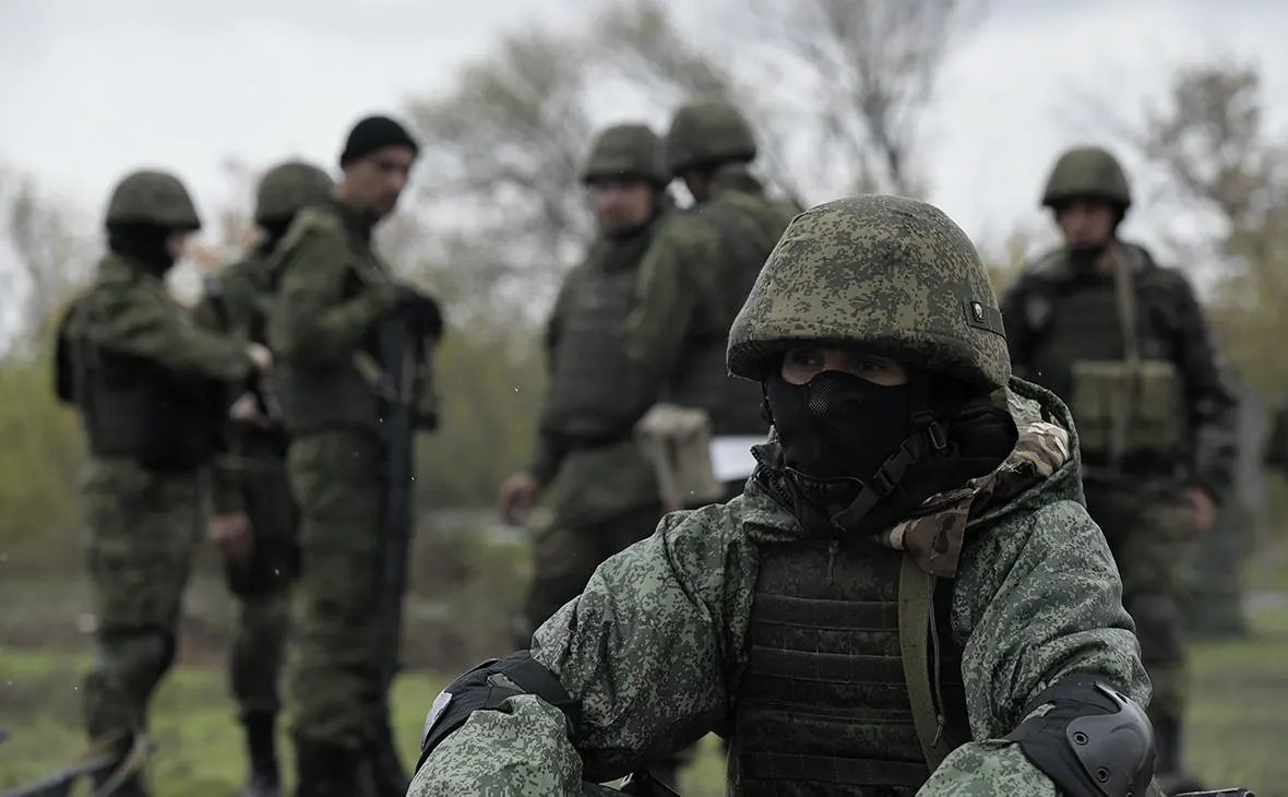 Источники сообщают, что Украина выигрывает по применению дронов и разрыву цепочек поставок; в Москве рассматривают масштабную мобилизацию, но окончательного решения пока нет.