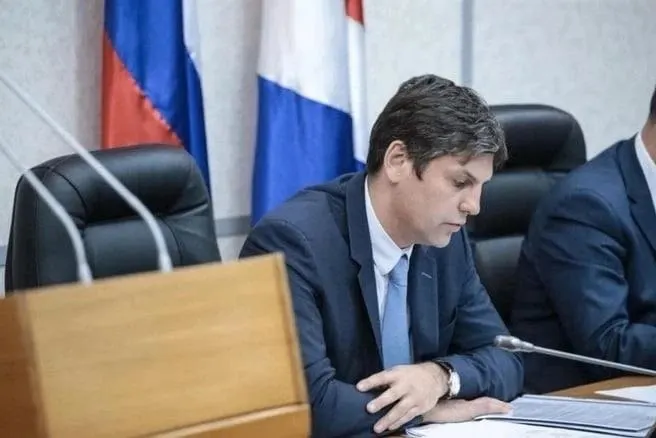 Фрунзенский районный суд Владивостока признал Дениса Горовчука виновным в хищении имущества и взяточничестве; ему назначен срок 20 лет колонии строгого режима.