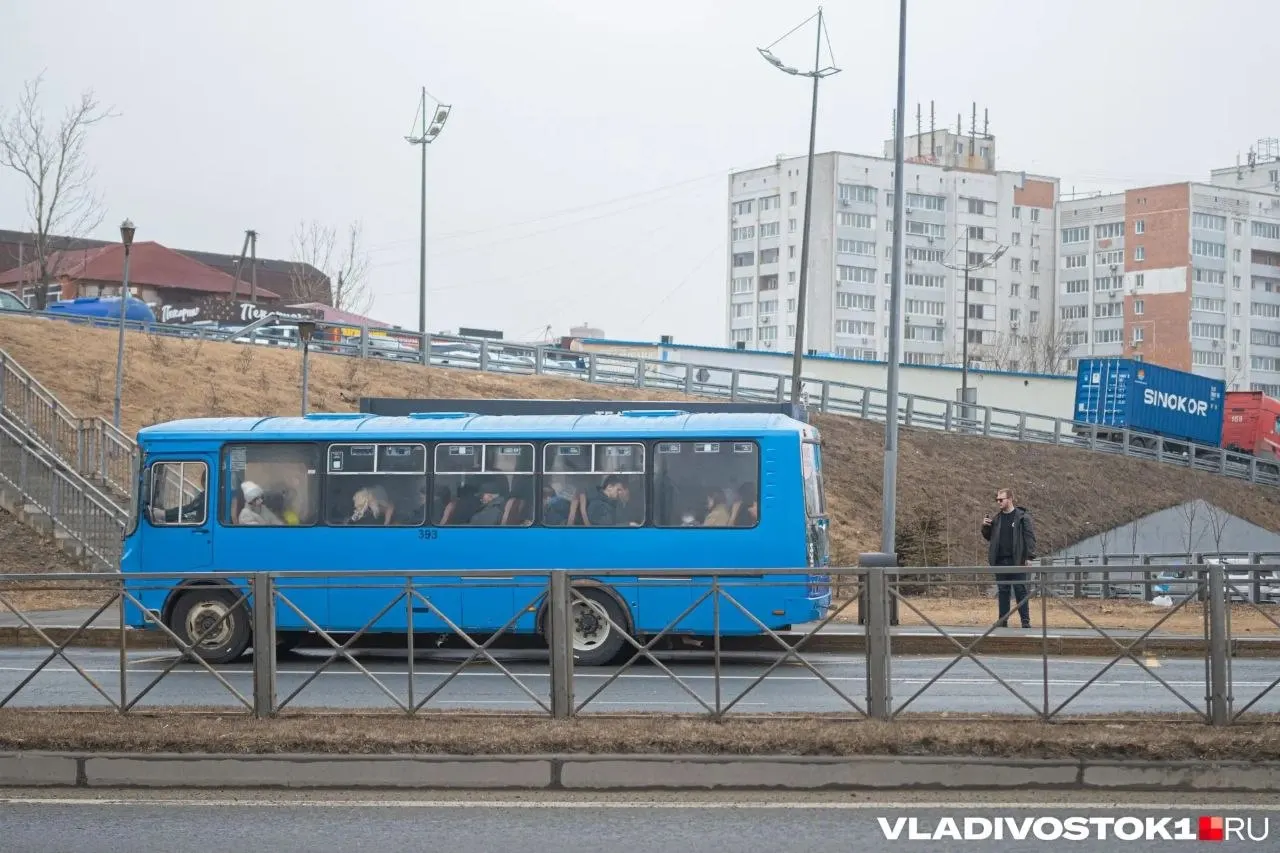 Из‑за ремонта тепловых сетей на улице 40 лет ВЛКСМ во Владивостоке временно перекроют двусторонний проезд. Пять автобусных маршрутов изменят траектории следования, некоторые остановки не будут обслуживаться.