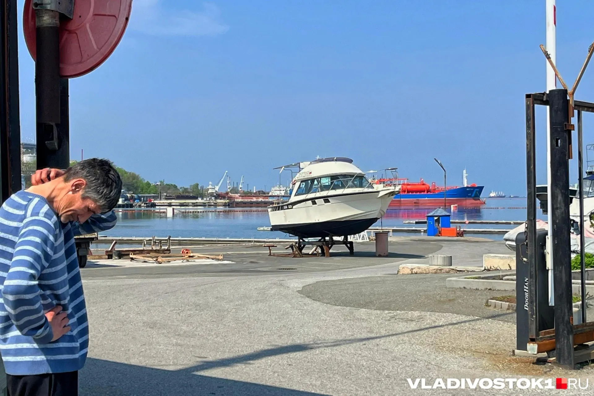 Владивостокские яхтсмены и владельцы катеров всё чаще выставляют суда на аренду и продажу: растут расходы на стоянку, техобслуживание и топливо, у многих яхт — импортные запчасти. На сайтах объявлений встречаются предложения до 50 млн рублей, хотя часть продавцов говорит, что резкого скачка цен не наблюдалось.