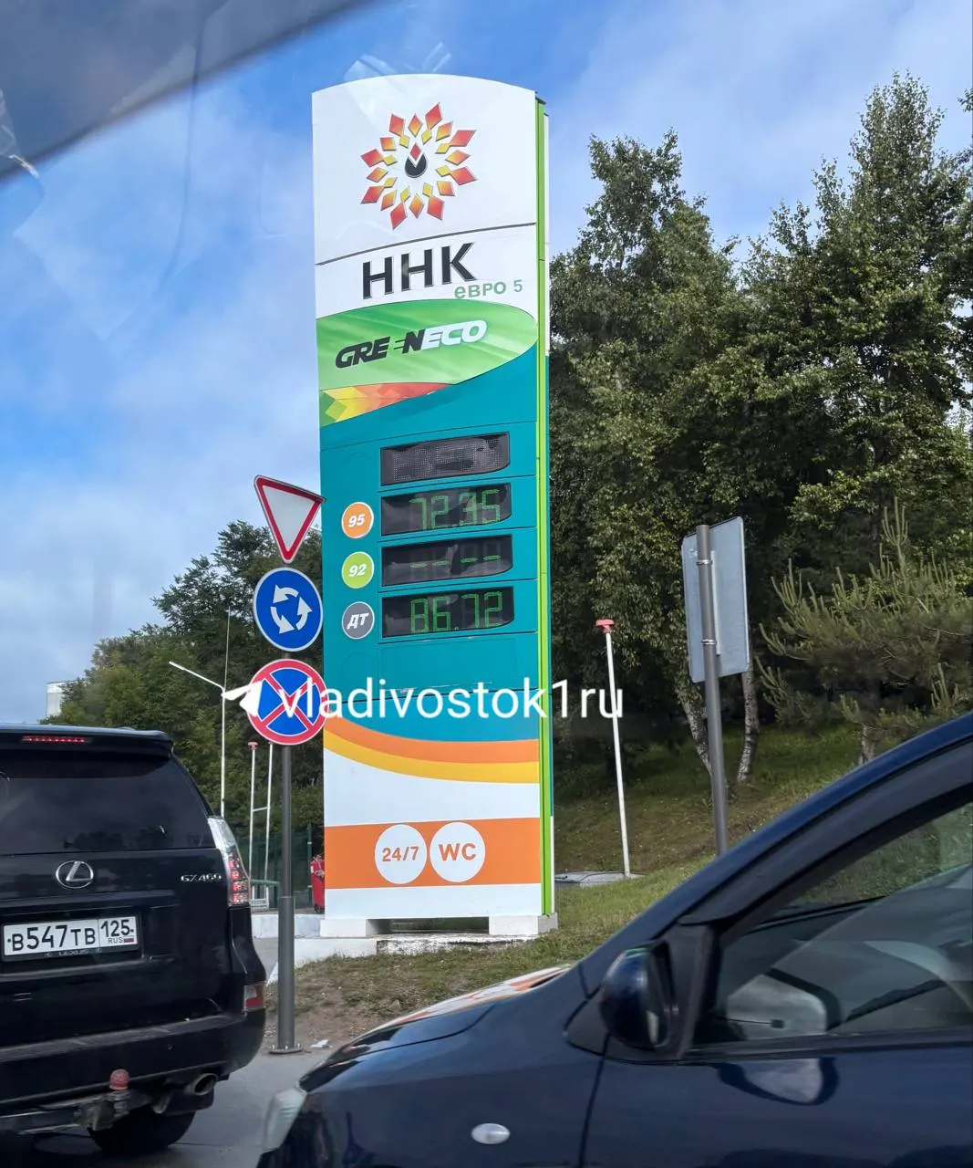 На автозаправочной станции ННК в районе Нагорного парка во Владивостоке во вторник закончился бензин марки 92 — водители столкнулись с дефицитом топлива на станции.