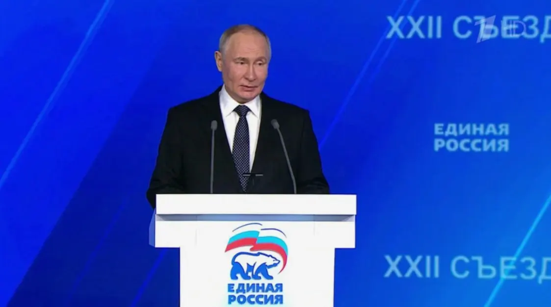 Пресс‑секретарь президента допустил участие Владимира Путина в съезде партии, где будут выдвигать кандидатов в Госдуму. Это может поднять рейтинг «Единой России», которая сейчас по опросам набирает около 35,5%.