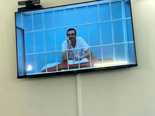 Суд подтвердил решения нижестоящих инстанций и отклонил ходатайство бывшего депутата Приморского края Артёма Самсонова об освобождении по состоянию здоровья — у него диагностирован рак кожи носа.