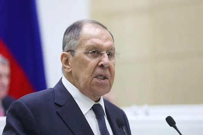 Глава МИД РФ отметил, что вступление Армении в Евросоюз и одновременно в ЕАЭС несовместимо, и от выбора зависят тарифная и фитосанитарная политика; ранее Москва проводила консультации и ввела ограничения на ряд армянских товаров.