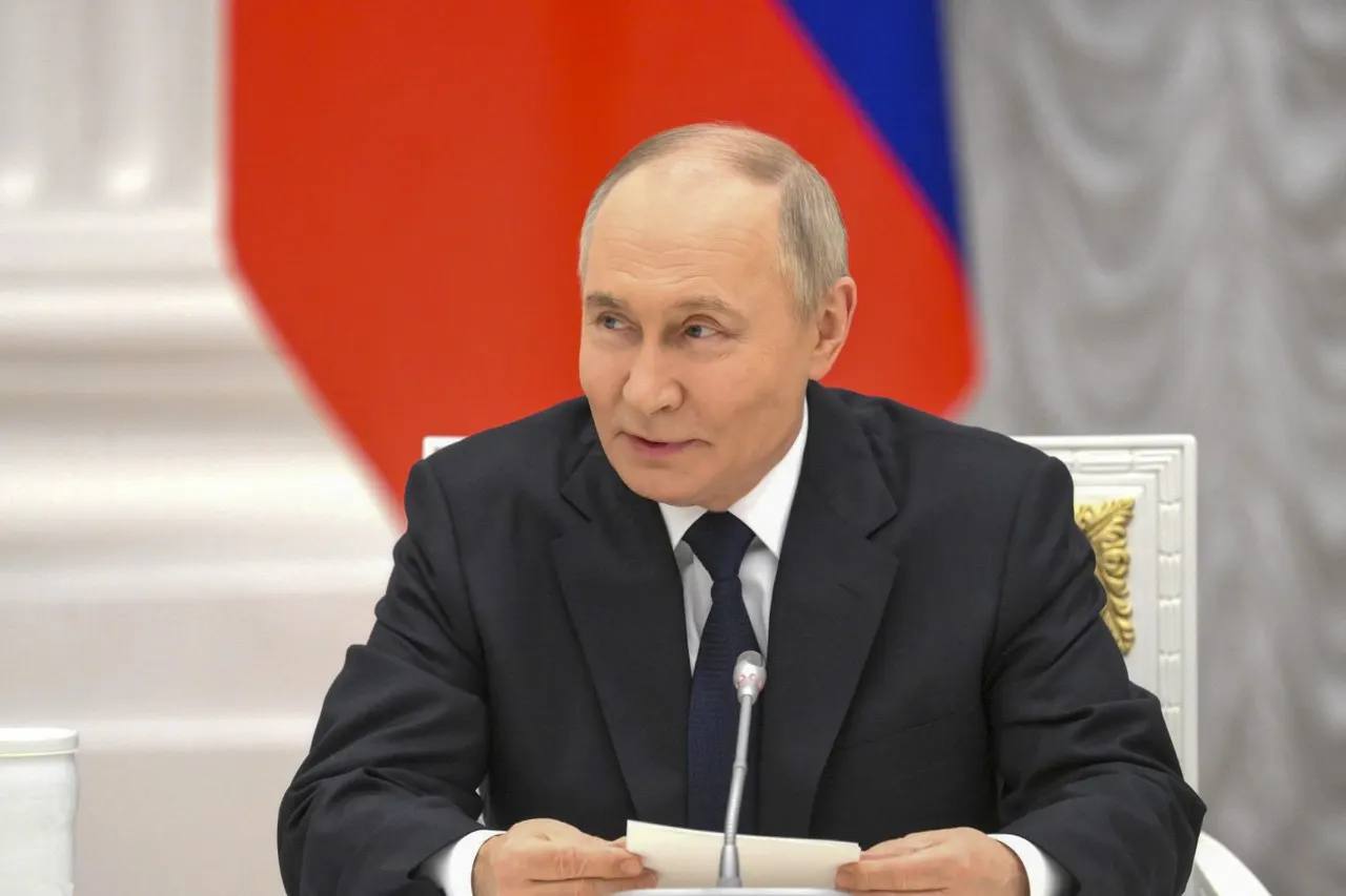 Во время общения с журналистами президент ответил на слова министра иностранных дел Литвы и заявил, что Россия способна нанести ответный удар по тем, кто попытается атаковать российские базы в Калининградской области.